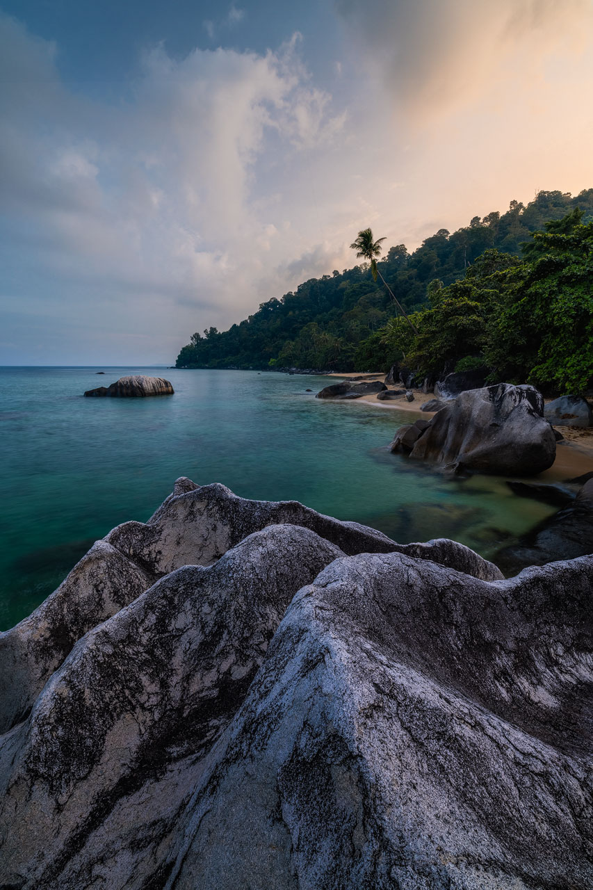Roches de granit et jungle sur l'île de Tioman à l'aube